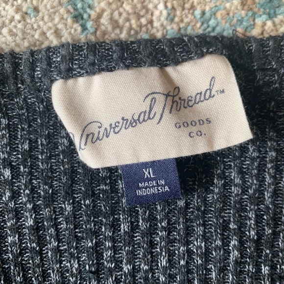 Universal thread - heathered grey sweater/shirt XL - Picture 2 of 3